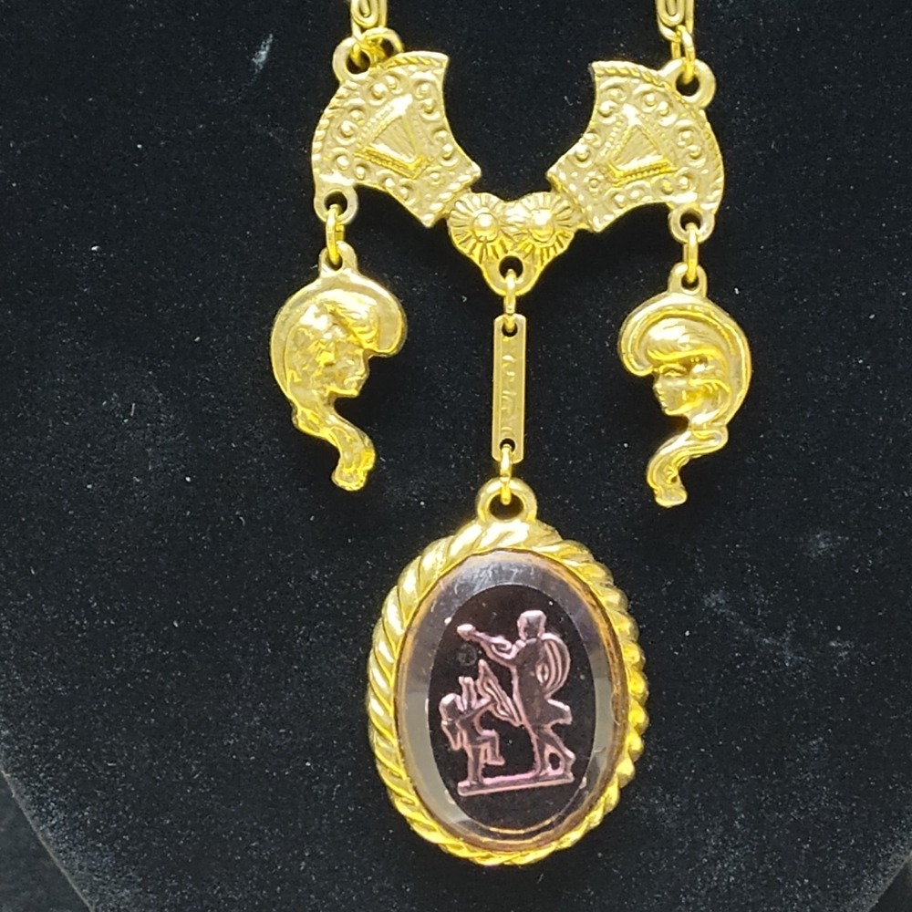 Goldette vintage Intaglio purple cameo Greek goddess Venus gold tone costume - Picture 6 of 13